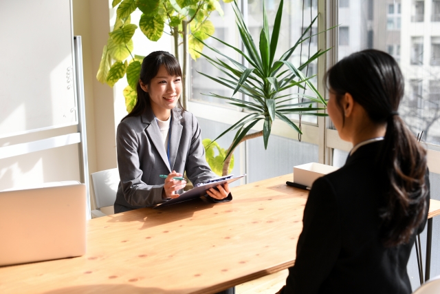 オフィスで面談する女性