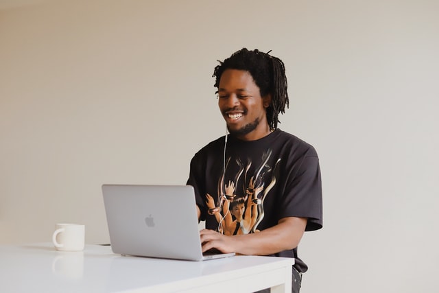 笑顔でパソコンを操作する男性