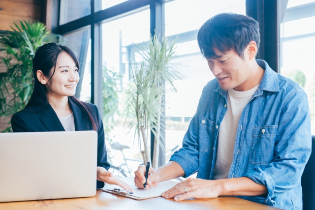 女性の方から教わっている様子