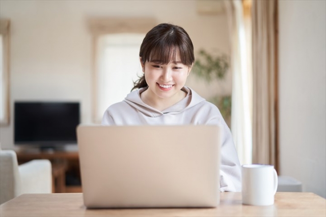 自宅で仕事をする女性