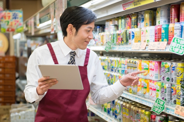 在庫管理をする店長