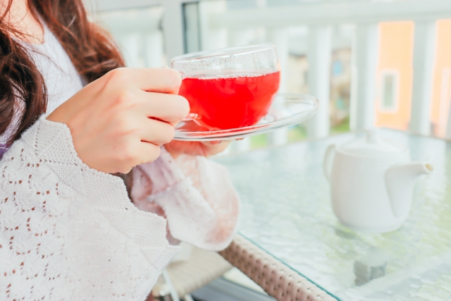 カフェで紅茶を飲む女性　